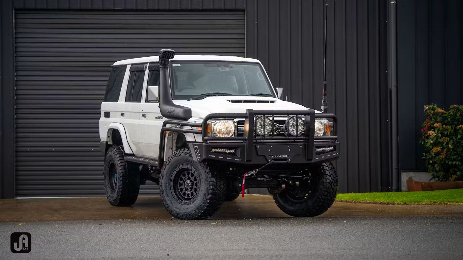 Toyota Land Cruiser 76